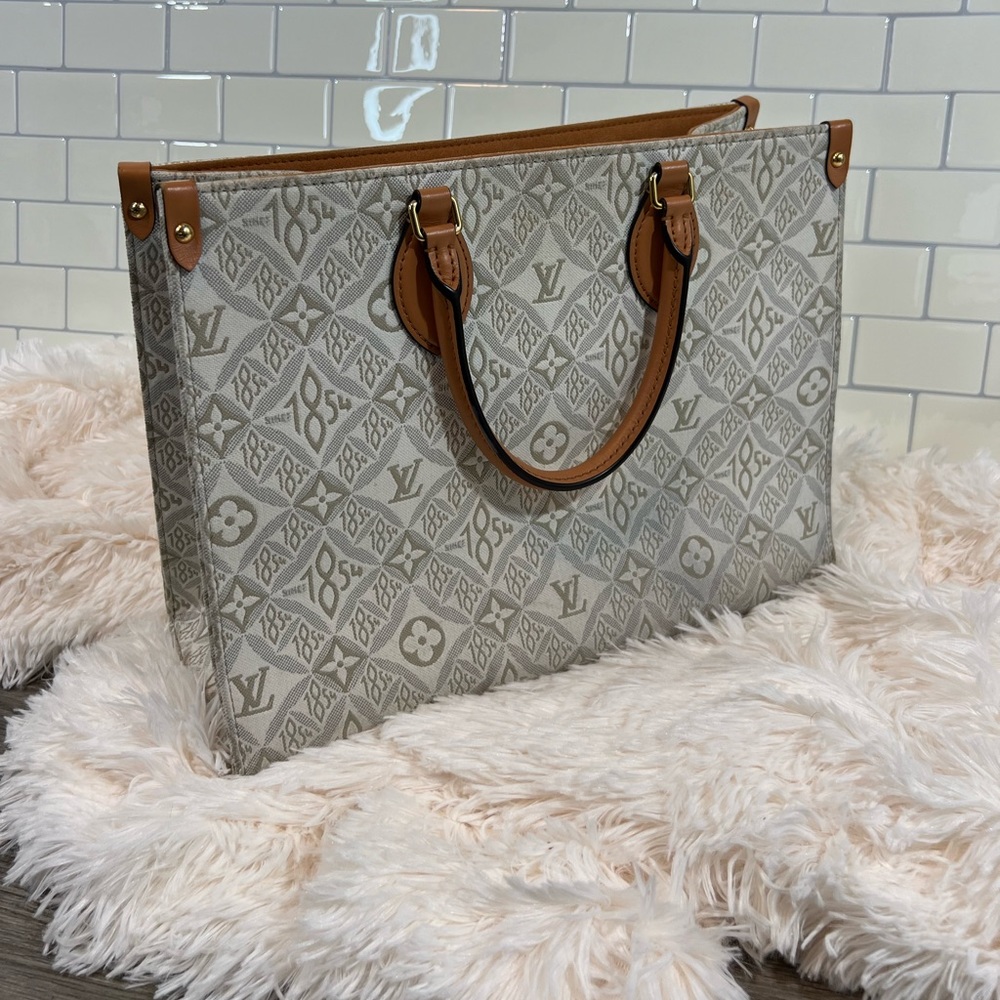 Louis Vuitton Jacquard 1854 Onthego MM in Creme - Picture 3 of 12